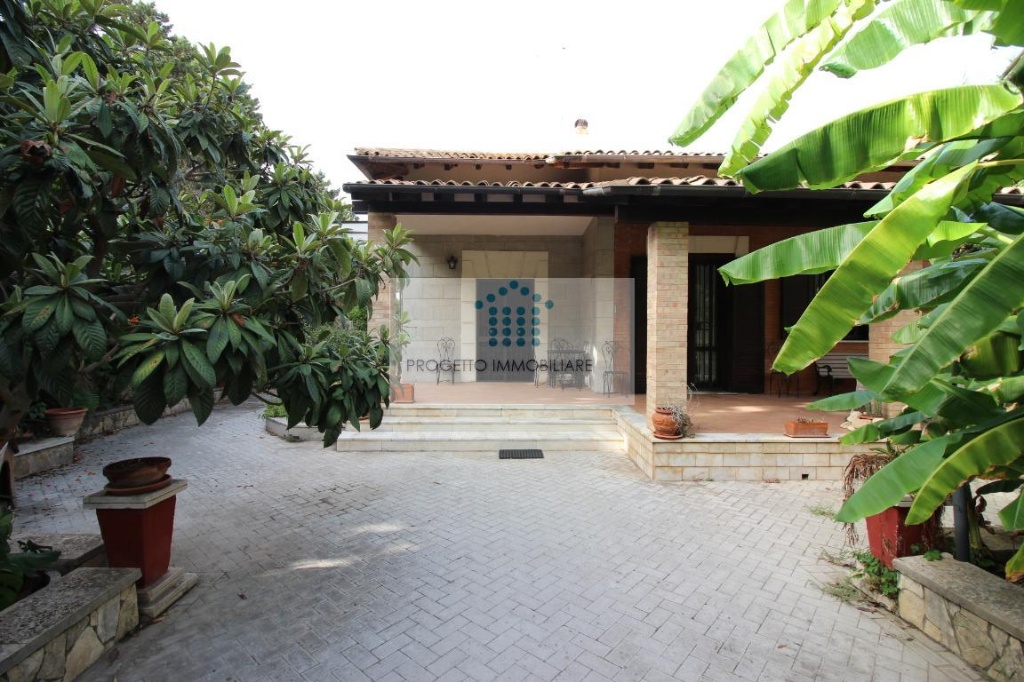 Villa a Siracusa, 6 locali, 2 bagni, con box, 200 m², porta blindata