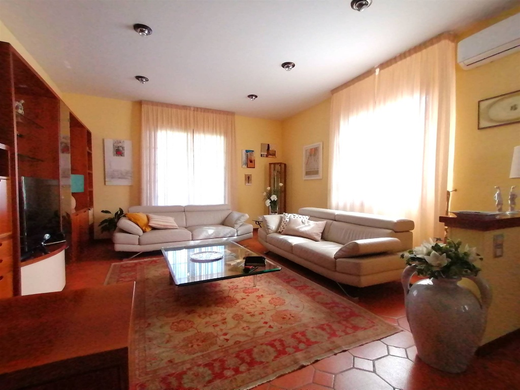 Villa a Prato, 11 locali, 4 bagni, giardino privato, 484 m², terrazzo