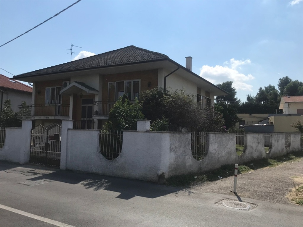 Casa indipendente in Via milano 15 villanovapescara, Pescara, 2 bagni