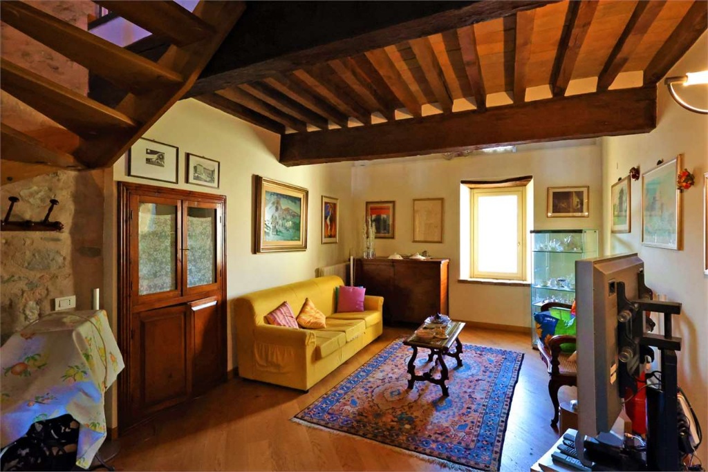 Villa a Canossa, 7 locali, arredato, 172 m², riscaldamento autonomo