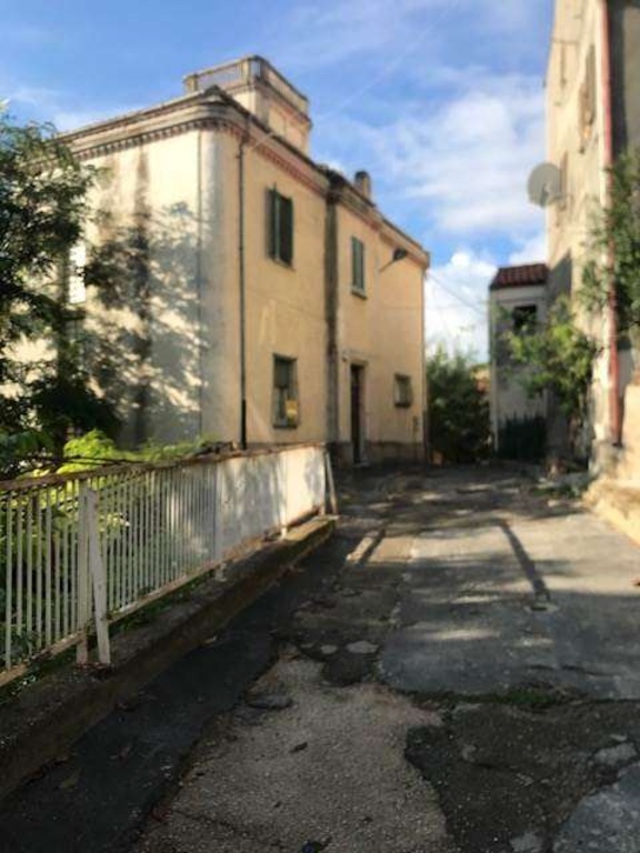 Palazzo a Torino di Sangro, 11 locali, 2 bagni, giardino privato