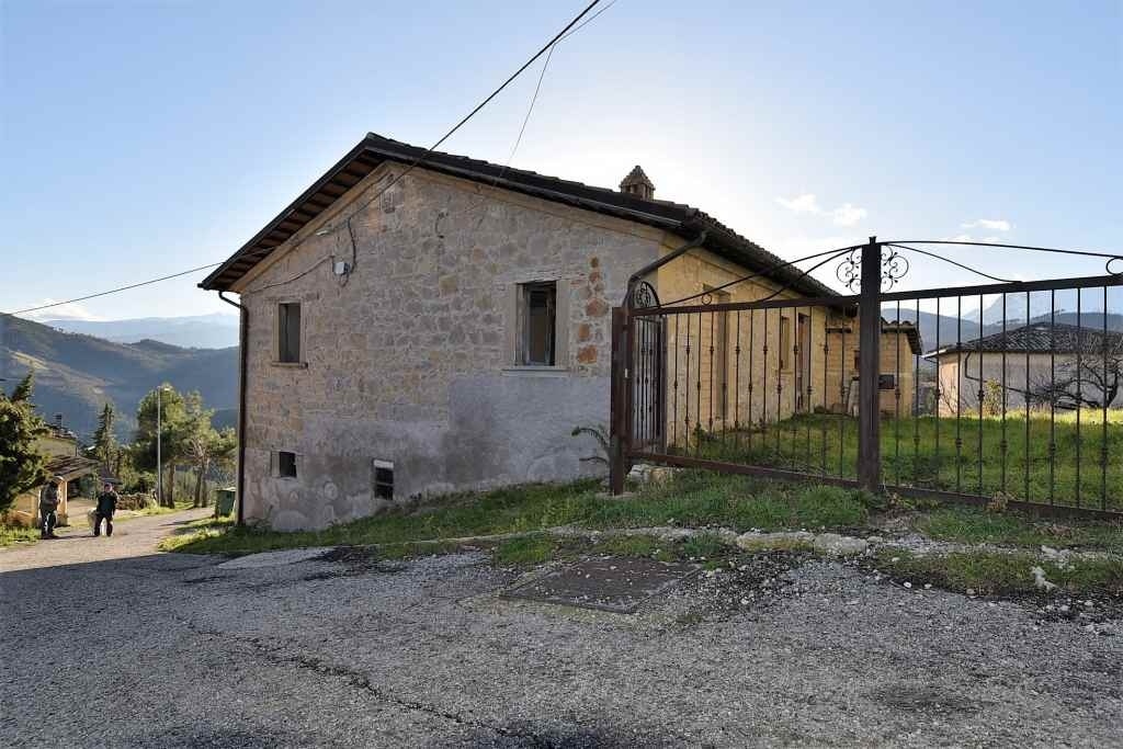 Rustico in Osoli, Roccafluvione, 4 locali, 1 bagno, giardino privato