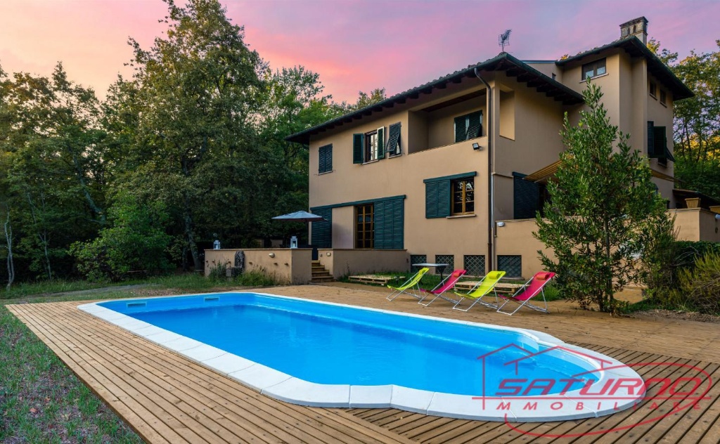 Villa a Lucca, 8 locali, 5 bagni, giardino privato, posto auto, 450 m²