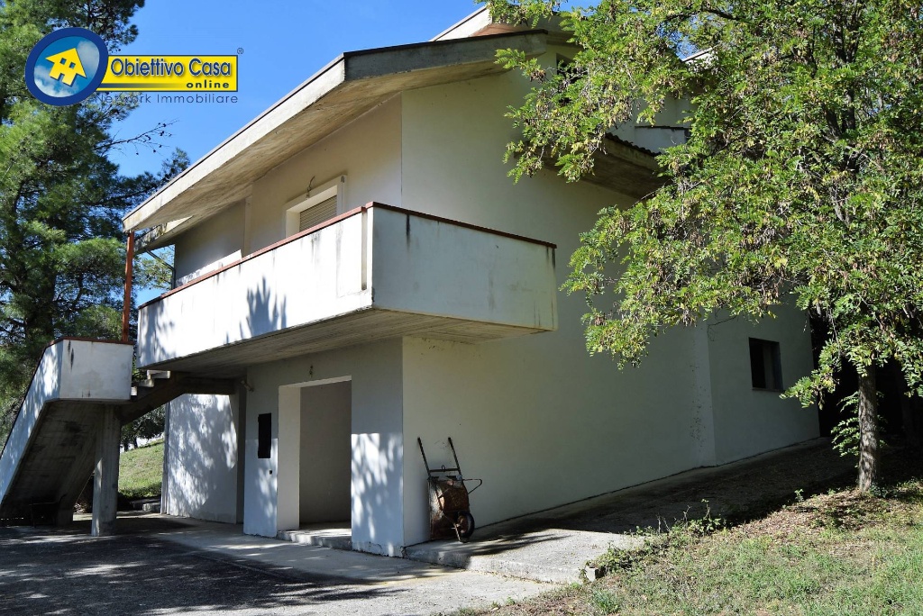 Casa indipendente in Montorio al vomano, Montorio al Vomano, 8 locali