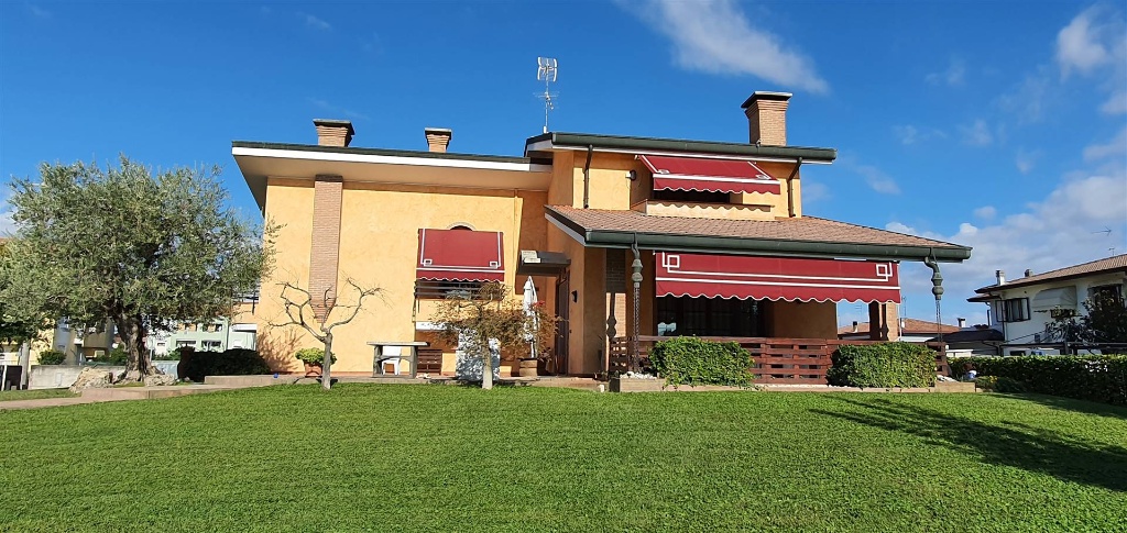Villa a Solesino, 9 locali, 2 bagni, giardino privato, posto auto