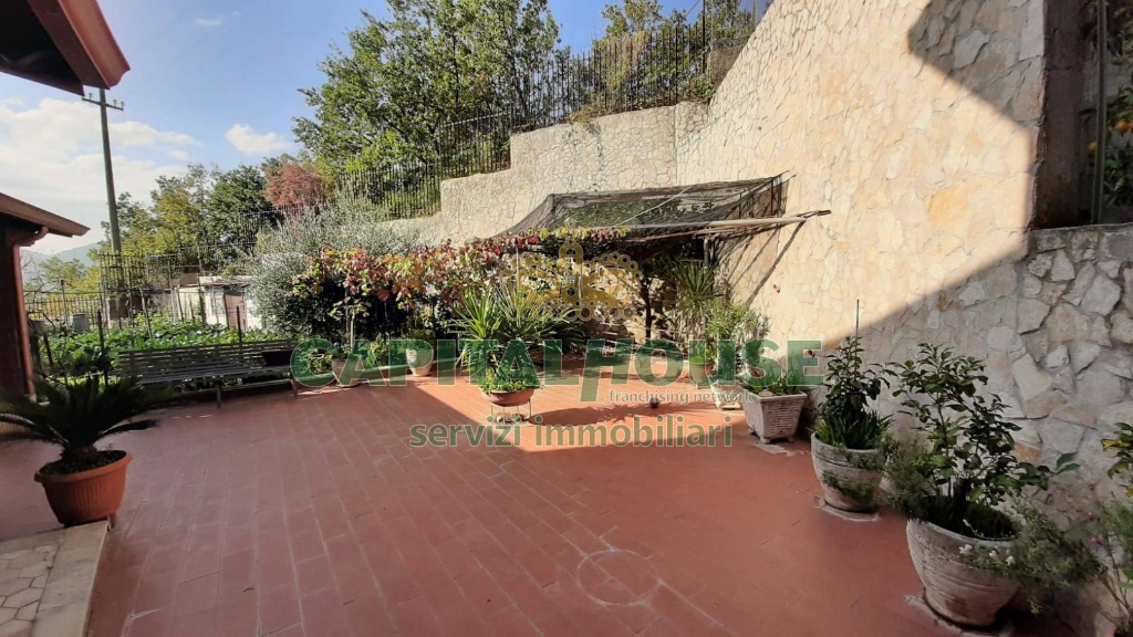Villa a schiera a Fisciano, 5 locali, 2 bagni, giardino privato