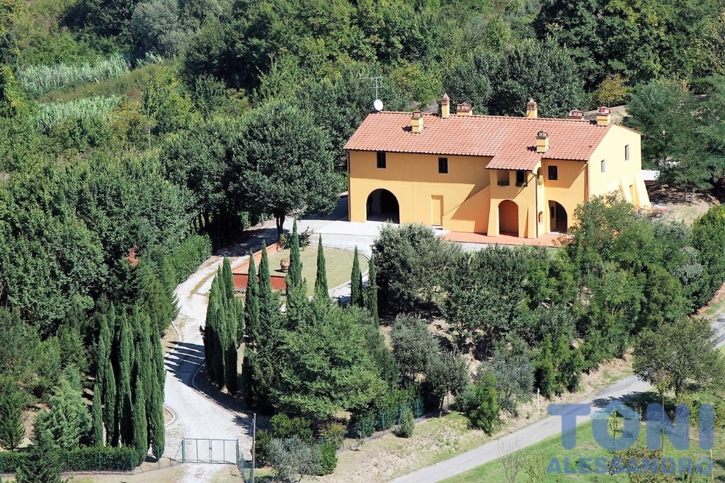 Casale a Empoli, 12 locali, 3 bagni, giardino privato, posto auto