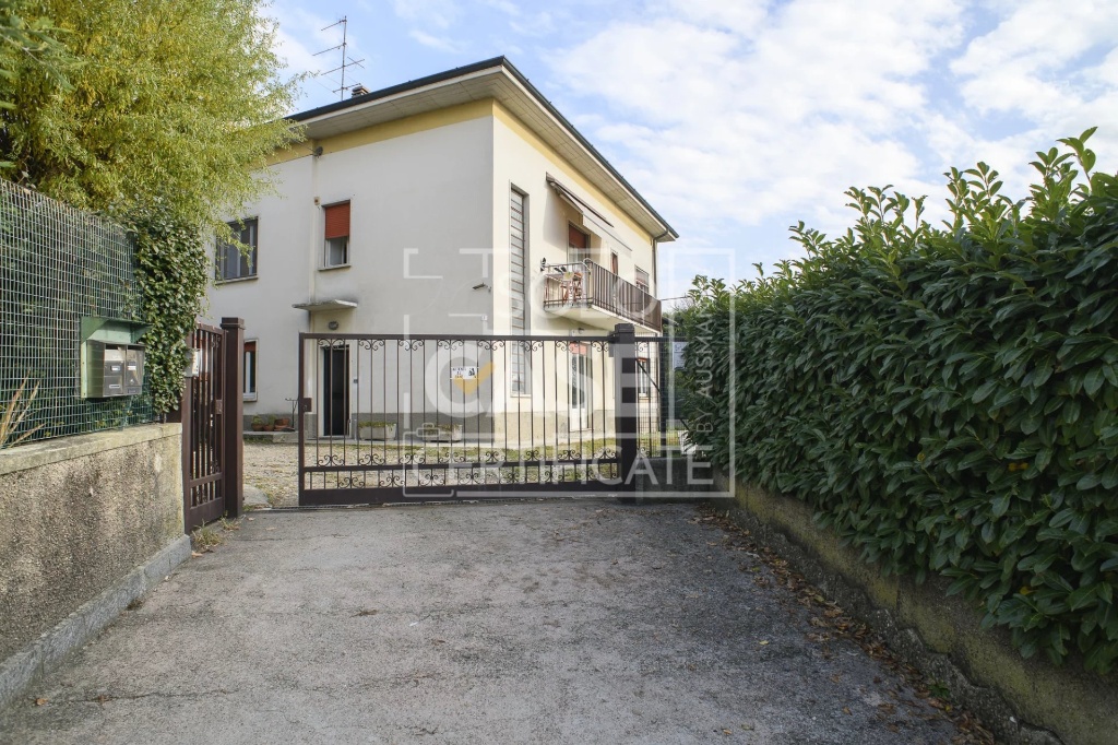 Villa in Via Belvedere, Galliate Lombardo, 8 locali, da ristrutturare