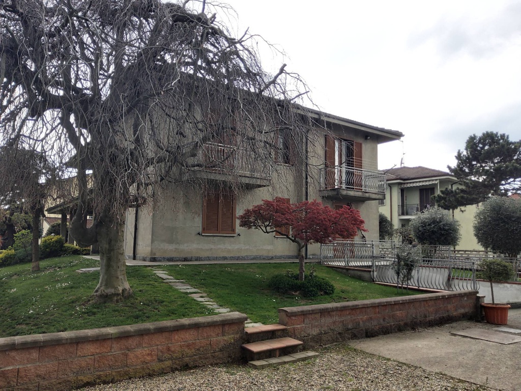 Villa singola ad Alessandria, 8 locali, 4 bagni, giardino privato