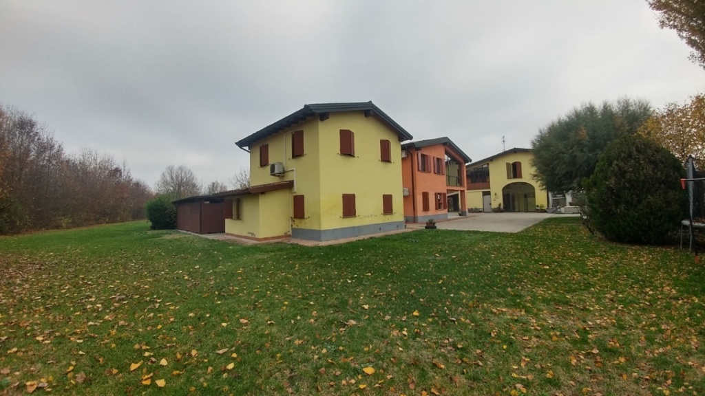 Villetta bifamiliare in Via di Villanova 470, Modena, 10 locali