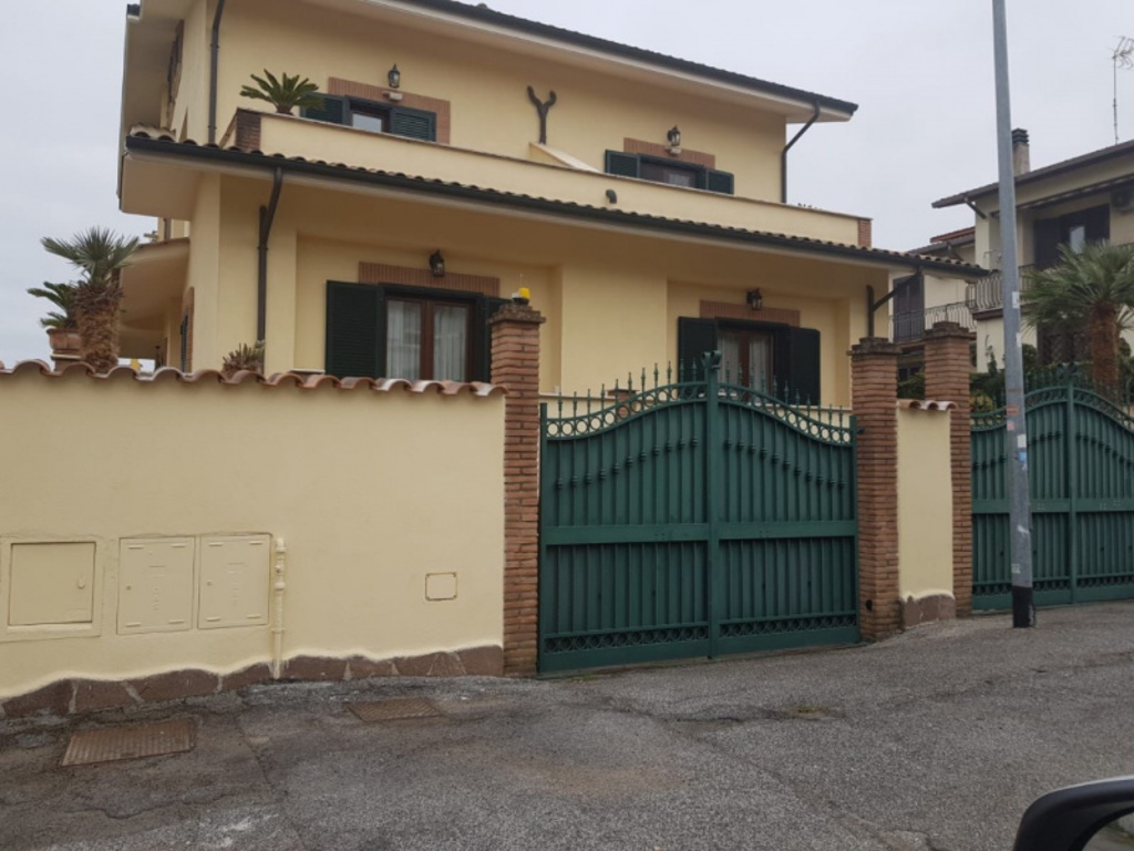 Villa in Via Pietro Mascagni, Mentana, 1 bagno, giardino in comune