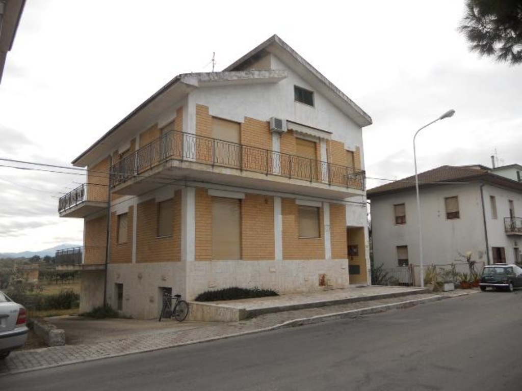 Casa indipendente in Strada Salaria, Monsampolo del Tronto, 10 locali