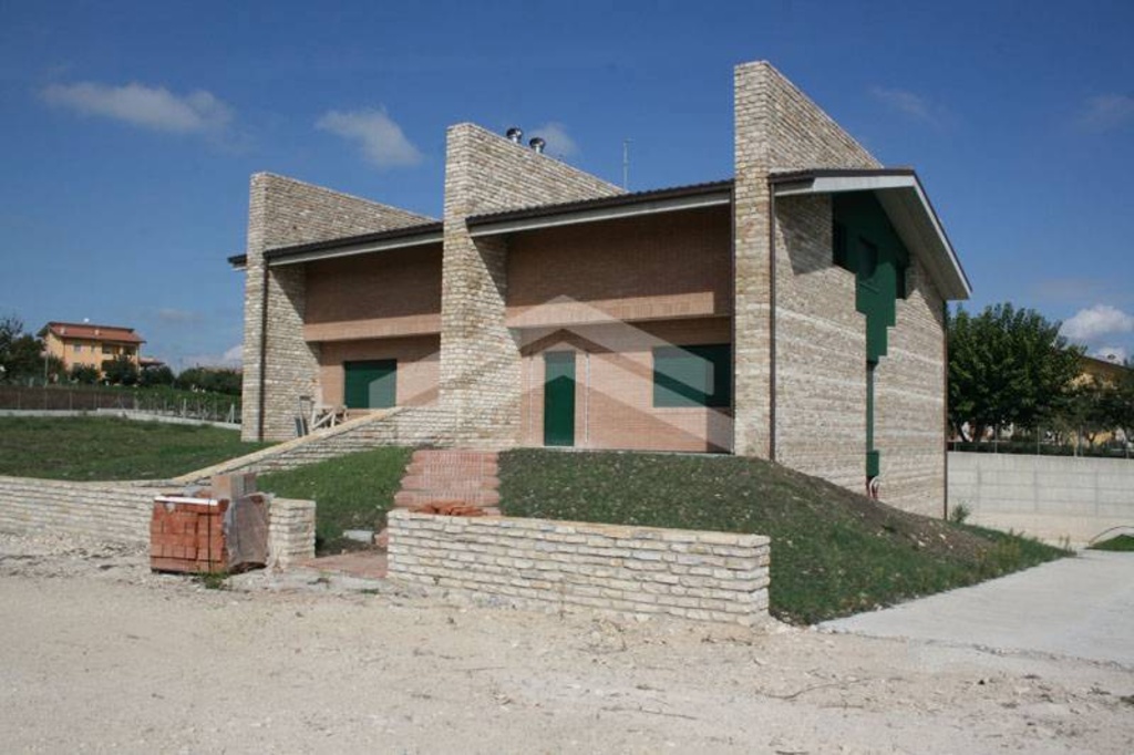 Villa singola in C.da Mascione, Campobasso, 6 locali, 4 bagni, con box