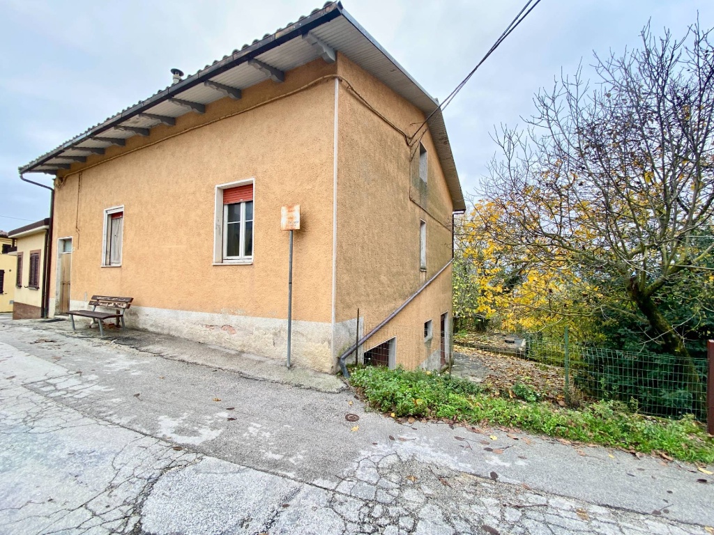 Casa indipendente in FRAZIONE CASE CIARAMELLA, Fabriano, 6 locali