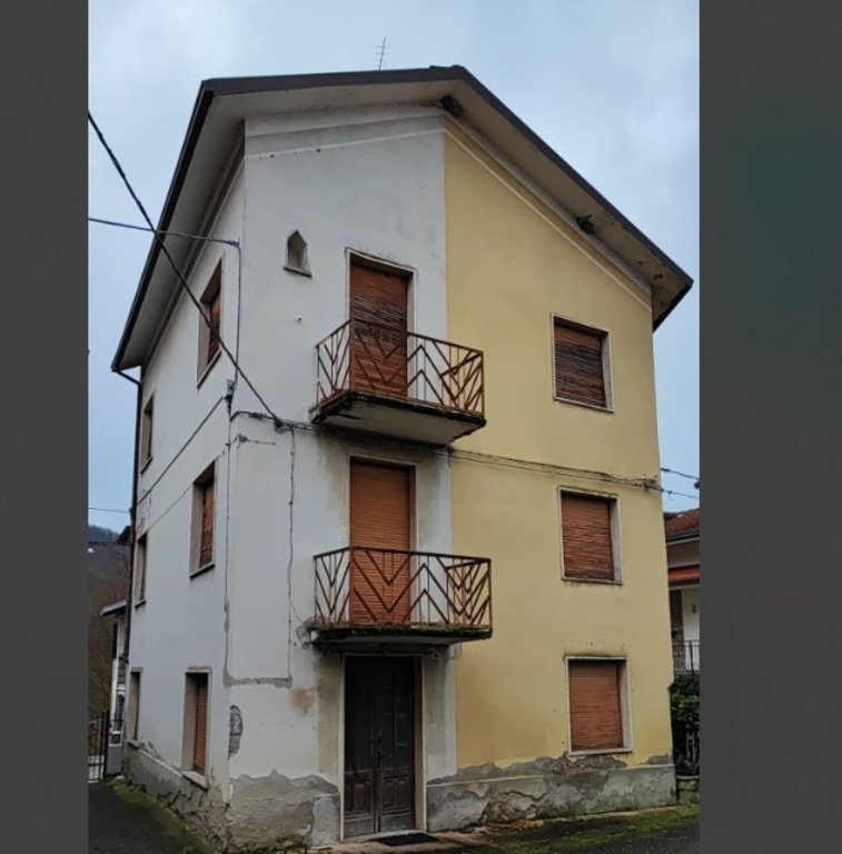 Villa in Frazione Castello 10, Fabbrica Curone, 9 locali, 2 bagni