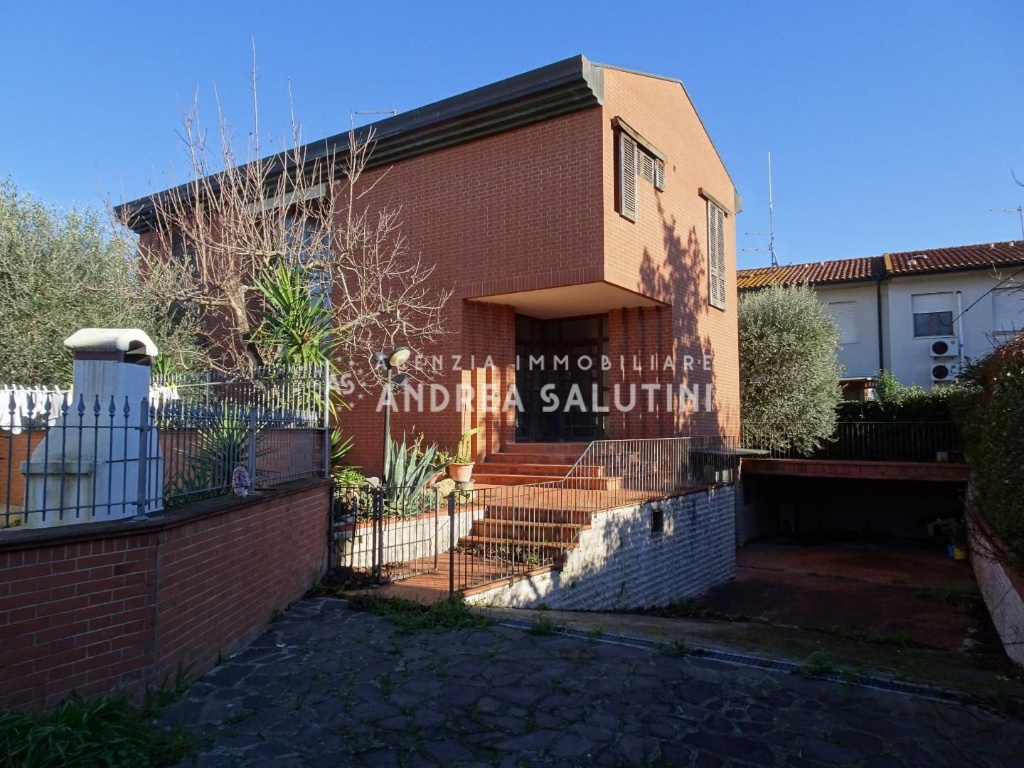 Villa a Pontedera, 7 locali, 4 bagni, giardino privato, posto auto