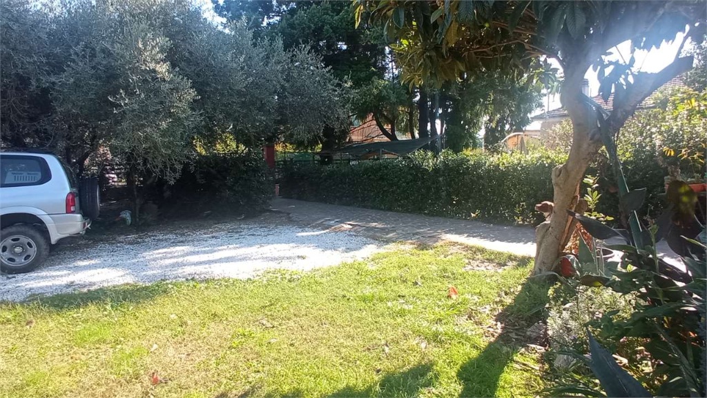 Villetta bifamiliare a Sarzana, 9 locali, 3 bagni, giardino privato
