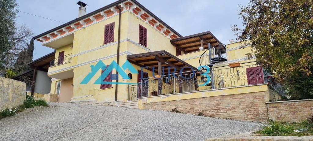 Villa a schiera a Monsampolo del Tronto, 7 locali, 2 bagni, garage