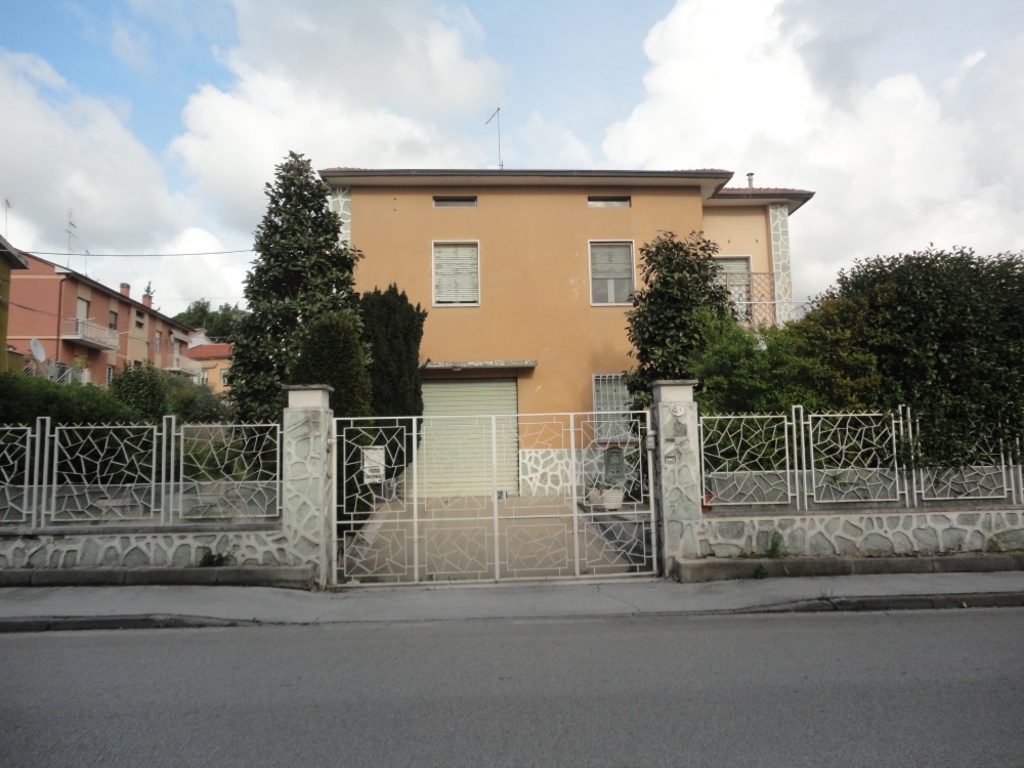Villa singola in Via San Marcello, Jesi, 8 locali, 2 bagni, con box