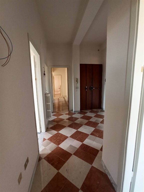 Appartamento a Pistoia, 6 locali, 2 bagni, 135 m², 3° piano, ascensore