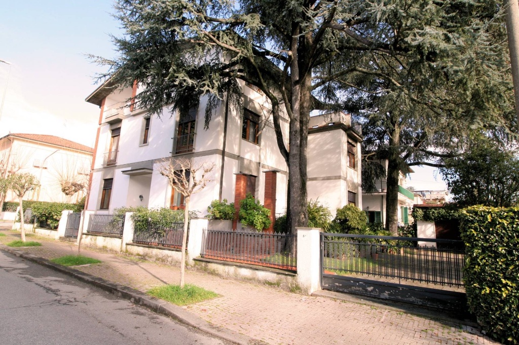 Villa singola a Montecatini-Terme, 14 locali, 6 bagni, con box, 489 m²