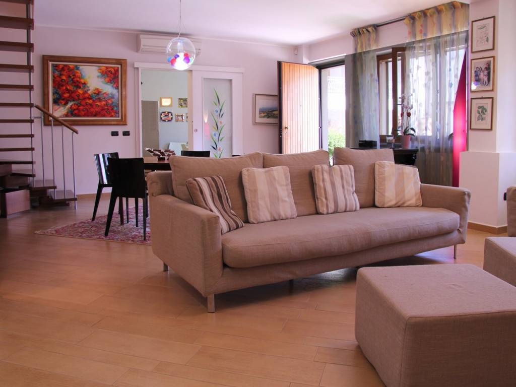 Appartamento a Mortara, 6 locali, 3 bagni, 240 m², aria condizionata