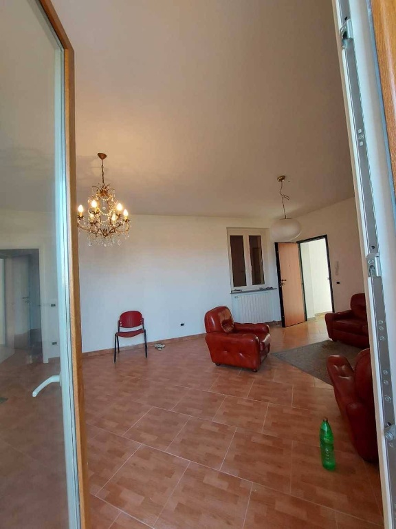 Casa indipendente in Fiorenzuola, Fiorenzuola d'Arda, 6 locali, 530 m²
