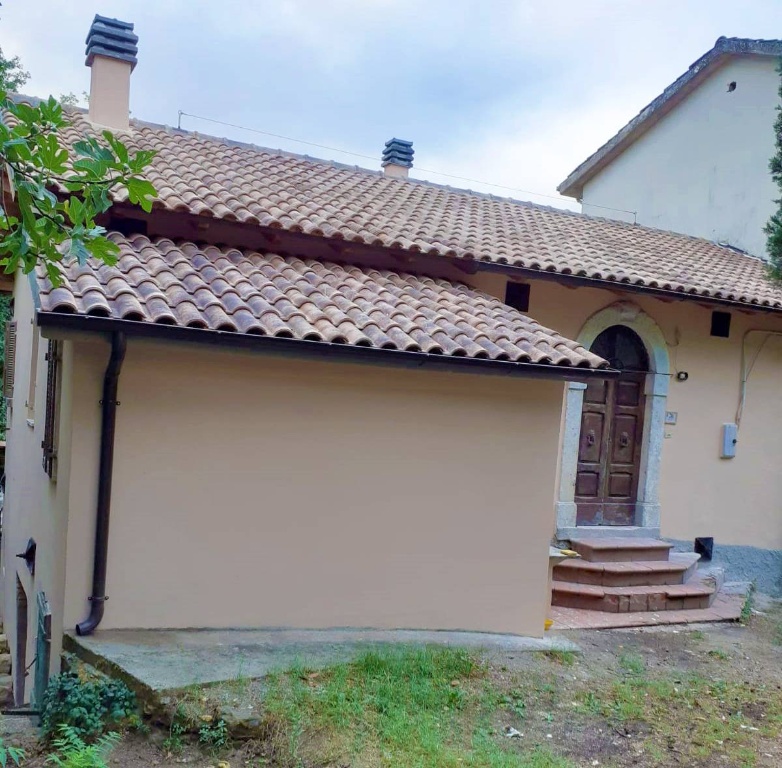Casa indipendente a Roccafluvione, 8 locali, 1 bagno, giardino privato