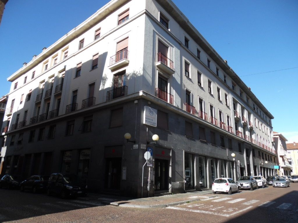 Appartamento in Via Losana 13, Biella, 7 locali, 2 bagni, 245 m²