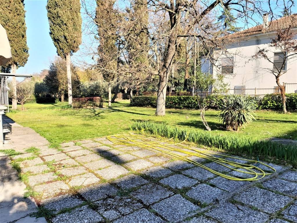 Casa indipendente a Rimini, 11 locali, 4 bagni, 260 m², terrazzo