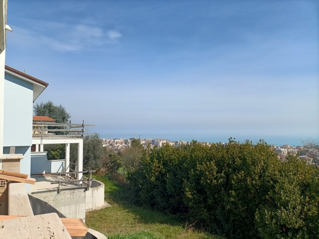 Villa a schiera a San Benedetto del Tronto, 4 locali, giardino privato