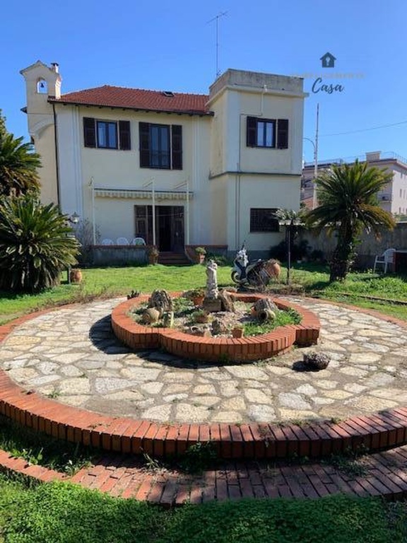 Villa singola a Spotorno, 7 locali, 3 bagni, giardino privato, 320 m²