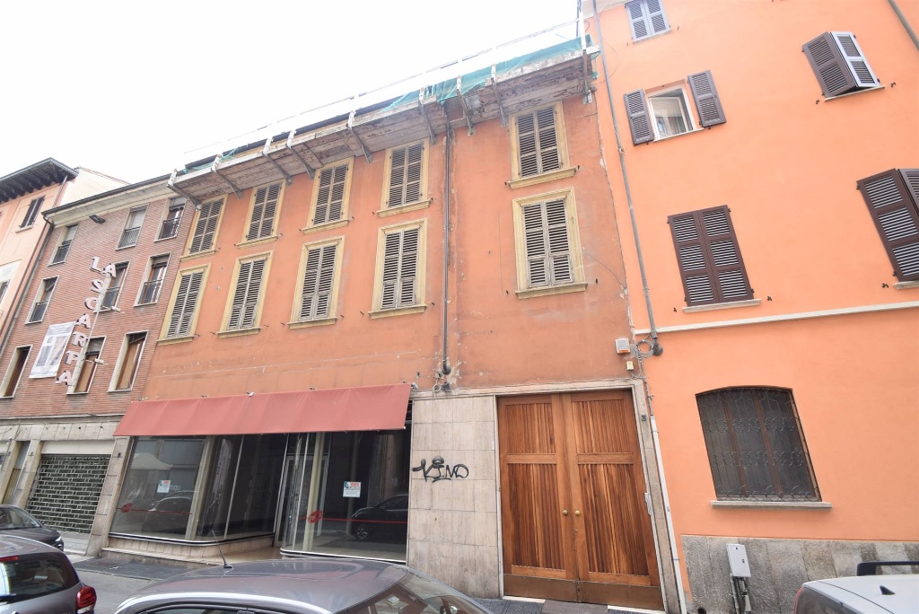 Palazzo a Piacenza, 16 locali, 4 bagni, 924 m², terrazzo in vendita