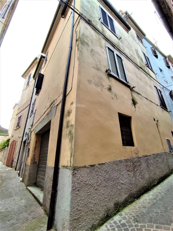 Casa indipendente in Piazza damiano damiani, Ripatransone, 6 locali
