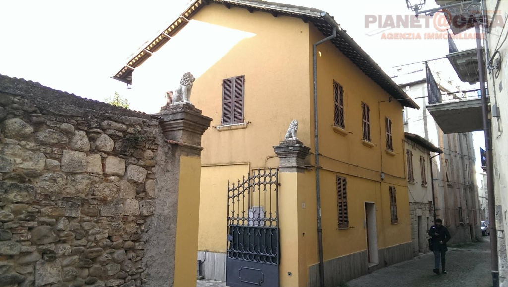Casa indipendente ad Ascoli Piceno, 6 locali, 2 bagni, con box, 150 m²