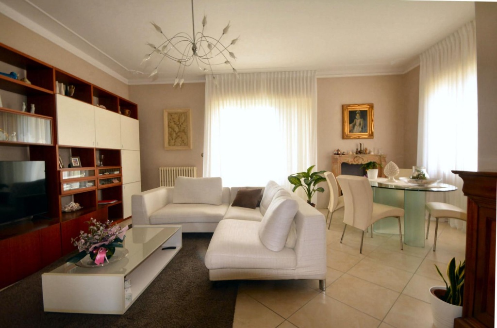 Villa a Lucca, 6 locali, 1 bagno, giardino privato, posto auto, 250 m²