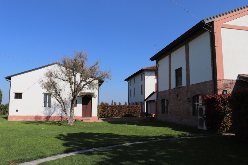 Rustico in Via Cremonese, Parma, 20 locali, giardino privato, garage