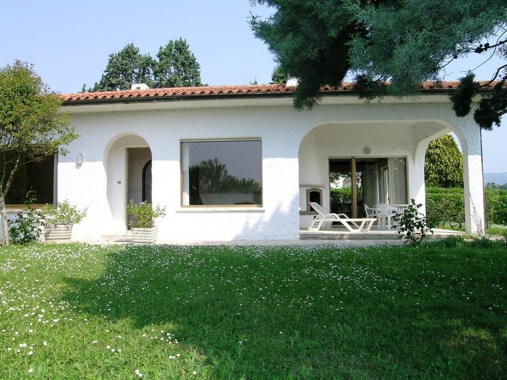 Villa singola a Castelnuovo Rangone, 13 locali, 3 bagni, posto auto