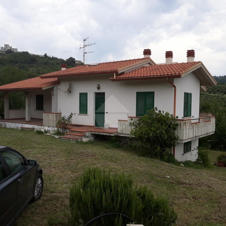 Casa indipendente in CONTRADA VIOLA, Teramo, 10 locali, 2 bagni