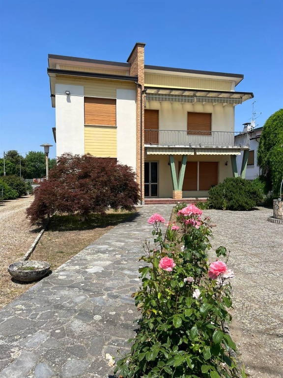 Villa a Valle Lomellina, 10 locali, 3 bagni, giardino privato, 240 m²