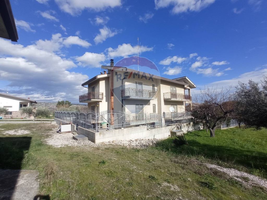 Casa indipendente in Contrada Sant'Onofrio, Lanciano, 14 locali