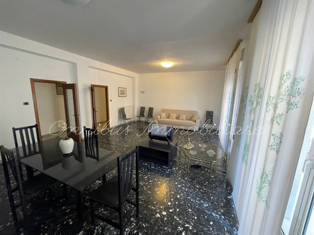 Appartamento in VIA STURZO, Foggia, 5 locali, 1 bagno, 180 m²