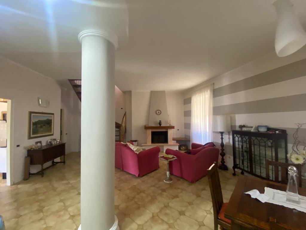 Appartamento a Follo, 5 locali, 2 bagni, 170 m², 3° piano in vendita