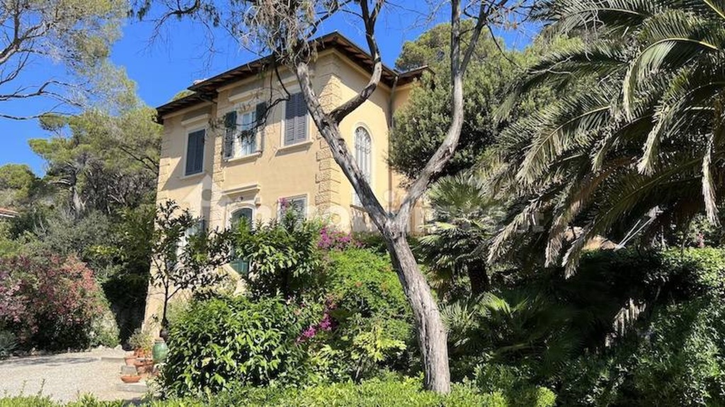 Villa a Livorno, 6 locali, 2 bagni, giardino privato, posto auto
