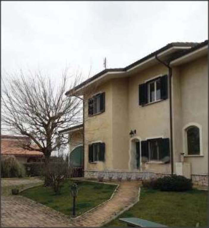 Casa indipendente in VIA ROSELLI, Aprilia, 9 locali, 230 m² in vendita