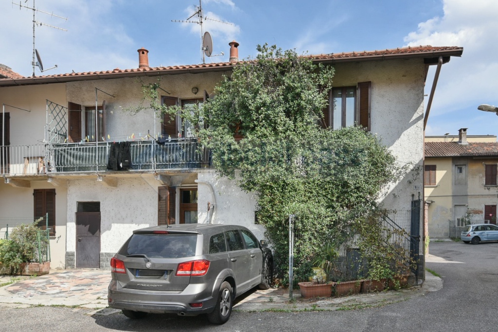 Casa indipendente a Cabiate, 4 locali, 1 bagno, posto auto, 170 m²
