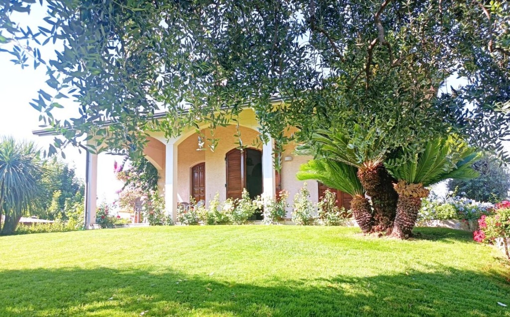 Villa a Forte dei Marmi, 7 locali, 2 bagni, giardino privato, arredato