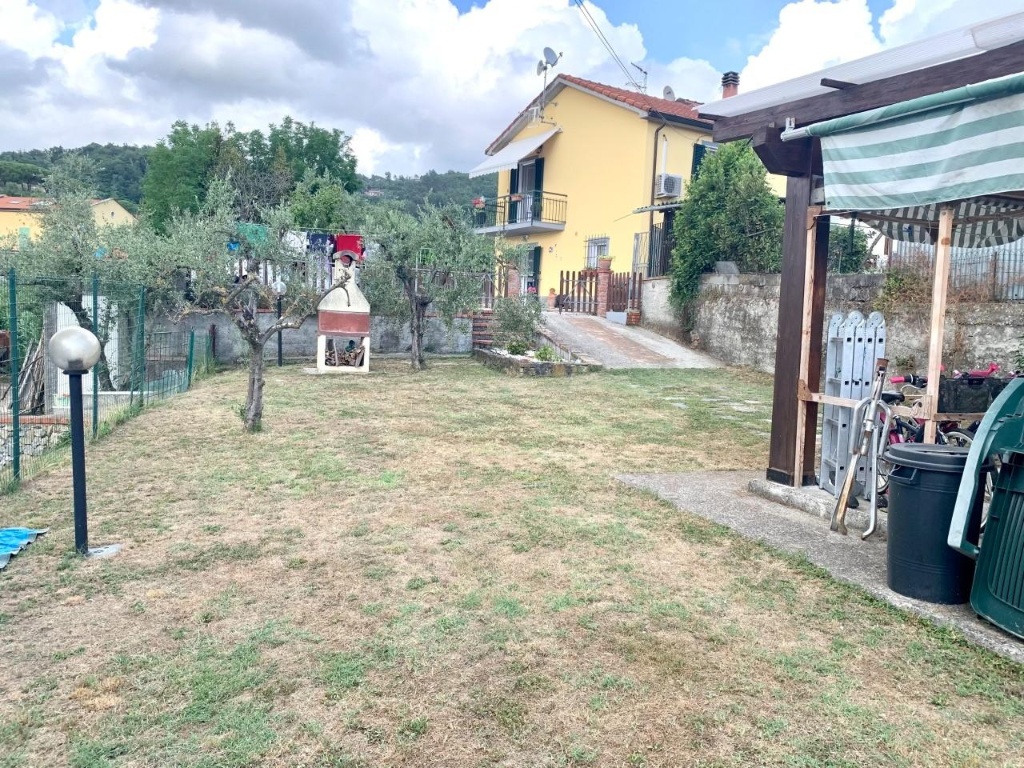 Casa semindipendente a Castelnuovo Magra, 4 locali, 2 bagni, 90 m²