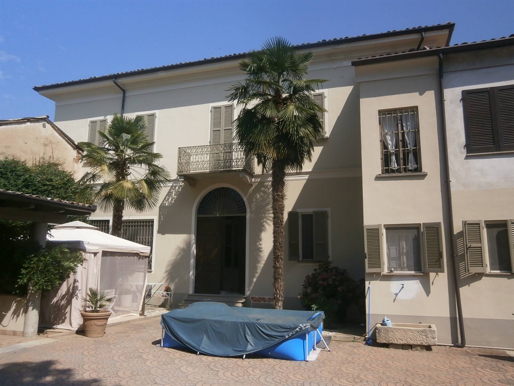 Villa a Mortara, 8 locali, 4 bagni, giardino privato, 338 m²