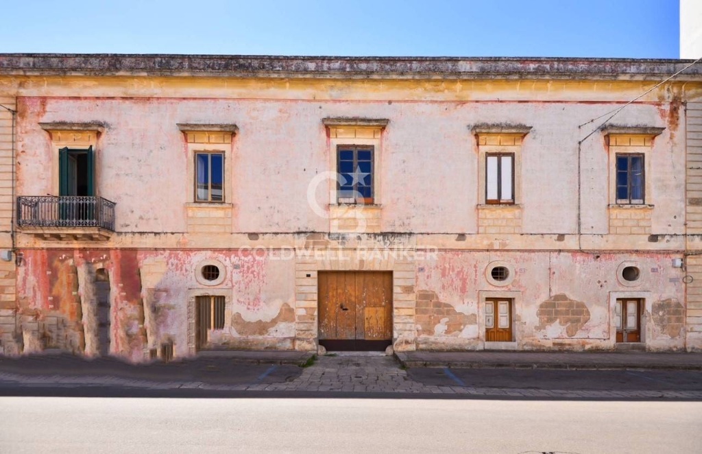 Palazzo in Via Magistrato Cosimo Mariano, Copertino, 9 locali, 2 bagni